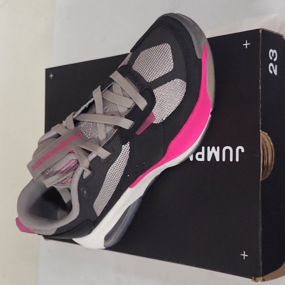 Jordan air 200E ,medium grey,pink, Women's US medium, New inbox